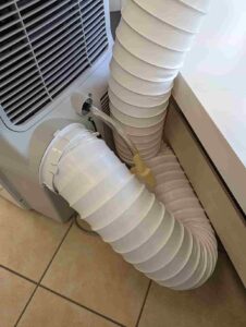 Klimagerät mit Abluftschlauch in weiß
